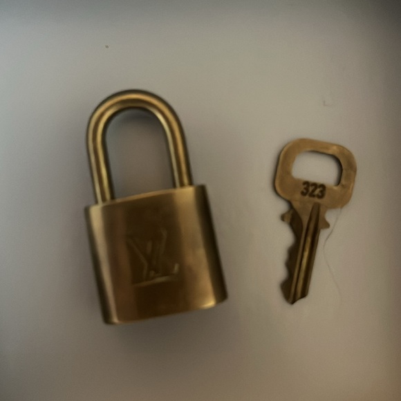 Authentic Louis Vuitton Lock and Key 🔐 number 323 - Picture 5 of 5